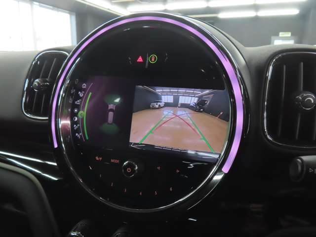 純正バックカメラ装備車両です。バックカメラにて車両後方の映像を映し出し駐車操作をサポートしてくれます。