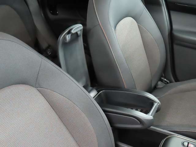 アームレストに収納があります。