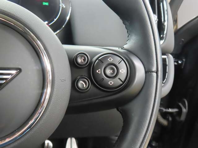 ステアリングボタン右：自分の声（ボイスコマンド）を使ってナビなどの操作ができるスピーチコントロールや電話の操作スイッチがつき、サークルボタンでオーディオ音源の選択・音量の調節なども行えます。