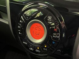 【オートエアコン】一度お好みの温度に設定すれば、車内の温度を検知し風量や温度を自動で調整。暑い…寒い…と何度もスイッチ操作をする必要はありません。快適な車内空間には必須の機能ですね♪