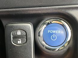 【スマートキー】カバンやポケットに入れたままでもドアの施錠・解錠が可能なスマートキーを装備。エンジンのオン・オフ時もカギを取り出す必要が無いからとっても便利です♪