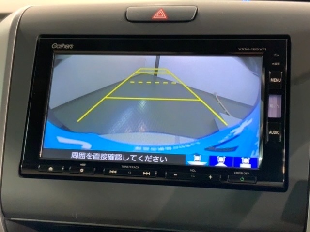 リバースギアに入れるだけで後方の表示へ切り替わります。夜間や雨の日の駐車も楽になりますよ。