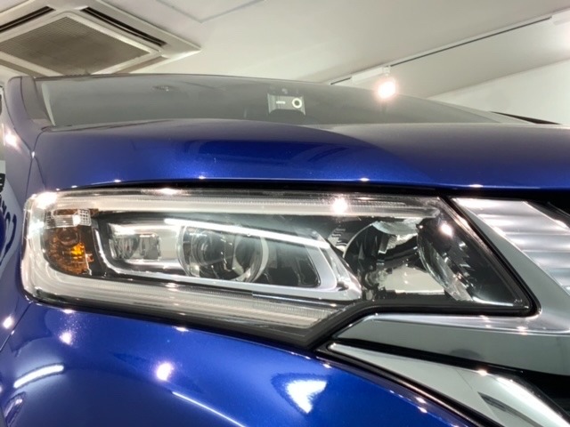 LEDヘッドライトは、点灯の瞬間から最大光量を発揮し、突然暗くなるトンネルなどでの安定感を高めます。