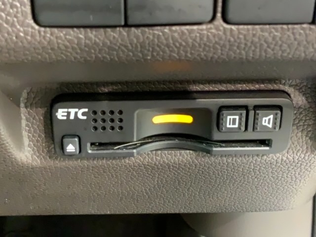 いまや快適なカーライフに欠かせないETCが付いています。