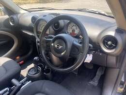 【内装】　革巻きステアリング！　シート及び内張り等も大きなダメージなどもなく、気になる臭いもございません。当社ではスチームクリーナーも完備しておりますので綺麗な状態でご納車致します