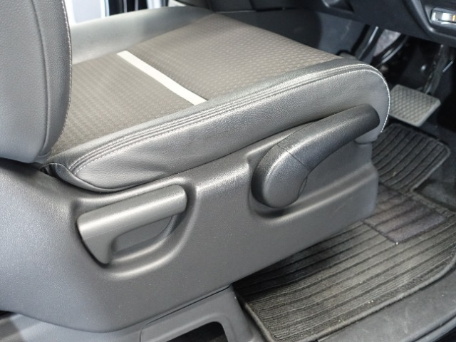 運転席側シートアジャスター　シートを座りやすい高さに調節可能ですよ。