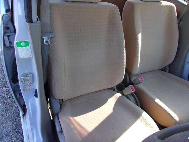 運転席です。まあまあ綺麗な状態です。