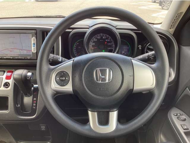 便利なステアリングスイッチも装備！運転中のオーディオ操作も安心です☆彡