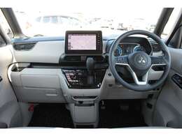 インパネシフトですので、運転席足元もゆったり、広々快適です♪助手席へのウォークスルーも楽々可能！