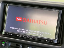 【純正ナビ】人気の純正ナビを装備しております。ナビの使いやすさはもちろん、オーディオ機能も充実！キャンプや旅行はもちろん、通勤や買い物など普段のドライブも楽しくなるはず♪
