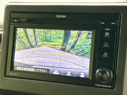【バックカメラ】駐車時に後方がリアルタイム映像で確認できます。大型商業施設や立体駐車場での駐車時や、夜間のバック時に大活躍！運転スキルに関わらず、今や必須となった装備のひとつです！