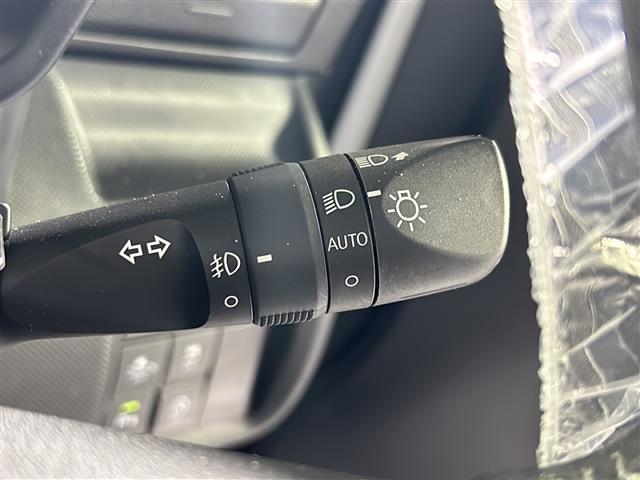 【オートライト（AUTO）】外の明るさをシステムが感知して、自動でヘッドライトが点灯します！ヘッドライトをつけ忘れを防ぐ便利機能です。