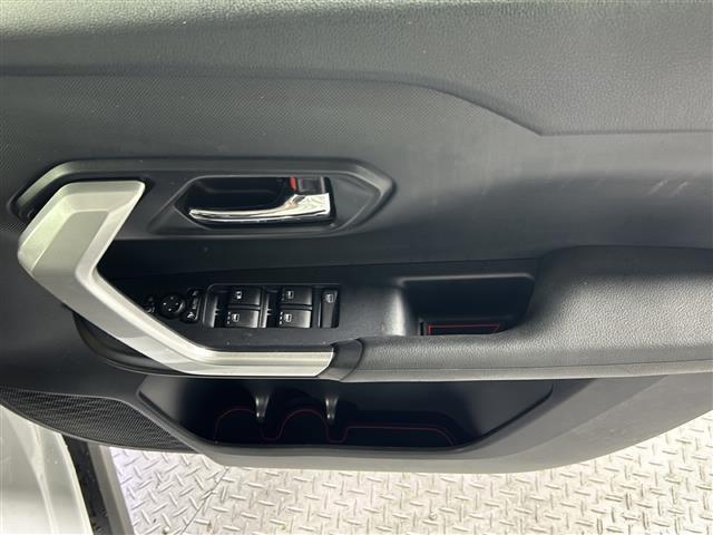 【パワーウインドウ】運転席のスイッチで、各席の窓ガラスの開閉ができます！あると便利ですよね！