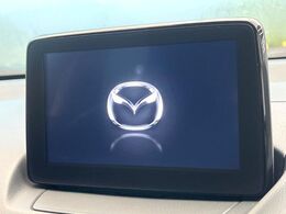 【マツダコネクトナビ】車内の雰囲気にマッチした一体型タイプのナビ。各種車輌設定やBluetooth再生等、様々な機能が楽しめます。直感的なダイヤル操作が可能で、使い勝手も良好です。