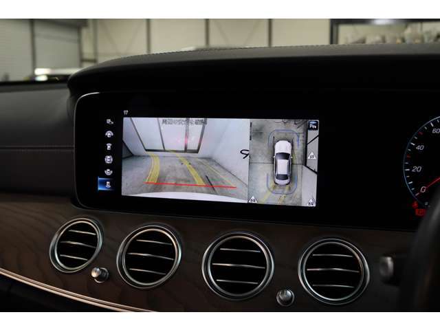 ガイドライン付きバックカメラに加え、360度カメラシステムを採用し、より快適に車庫入れが可能になります！
