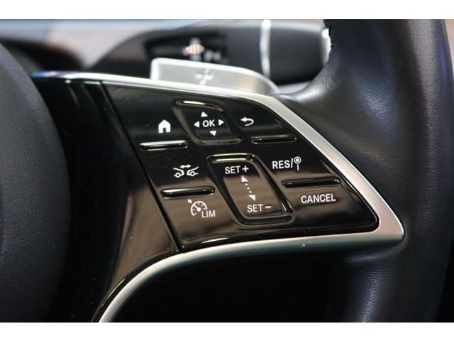 前方の車両の位置を検知し自動的に加減速を行うディスタンスパイロットシステムを搭載しております！前車追従型のクルーズコントロールです！