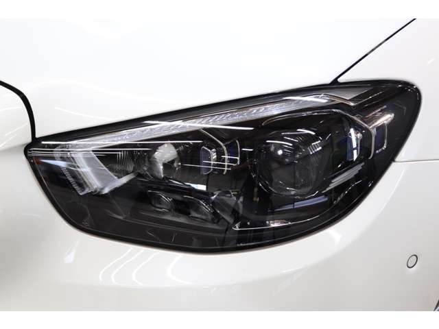 視認性に優れたLEDハイパフォーマンスヘッドライトを搭載！運転者様の夜間走行をサポート致します！！