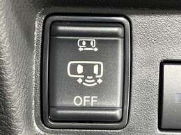 【助手席側電動スライドドア（ハンズフリーオートスライドドア）】キーレスオペレーションキーを携帯していれば、両手がふさがっているときも足先だけで、ドアロックを解除し自動で開閉できます！