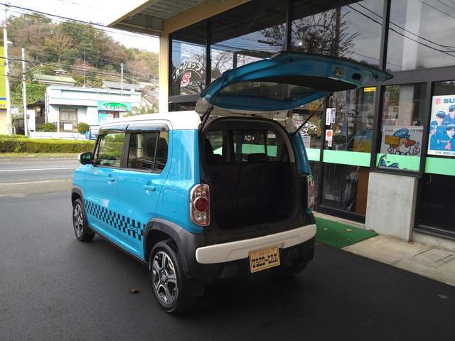 バックドア跳ね上げ式で雨の日も安心して荷下ろしができます。