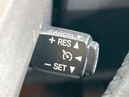 【クルーズコントロール】高速道路もラクラク走行。アクセルを離しても一定速度で走行ができ、長距離運転時の負担を軽減！加速・減速も簡単なスイッチ操作で調整できます。