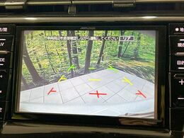 【バックカメラ】駐車時に後方がリアルタイム映像で確認できます。大型商業施設や立体駐車場での駐車時や、夜間のバック時に大活躍！運転スキルに関わらず、今や必須となった装備のひとつです！