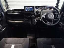 【室内】シートや内装各部への徹底した清掃を実施。