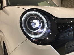 【LEDヘッドライト】大光量で夜道や雨の日の安心感を高めるLEDヘッドライト。周囲の明るさに応じて自動点灯・消灯/ライトの消し忘れも防げるオートライトコントロール付！