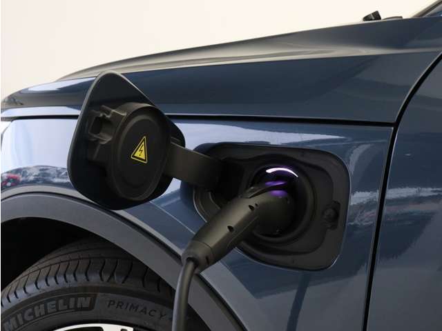 専用コードを接続するだけで簡単に充電が行えます。プラグインハイブリッドモデルRecharge PHEV T5は、走行中の充電のほか自宅などに設置された充電機器からの充電が可能です。