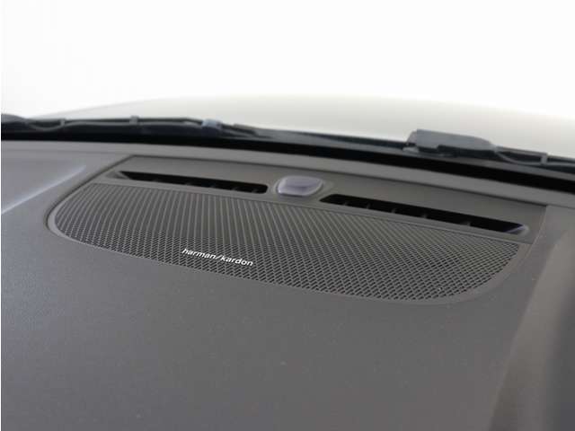 【harman/kardon】世界のオーディオファン垂涎のプレミアムサウンドシステムを搭載。原音に近い音場空間を忠実に再現。乗る人すべてに最良の音響体験を提供します。