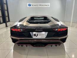 ランボルギーニ特別オーダープログラムの「アドペルソナム」にて外内装を1500万円程の純正カスタムが施された特別で大変希少な車両となります。特にボディーカラーは「Bronzo seia」という日本人の名前がついてます