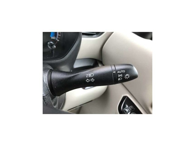 【オートマチックハイビーム】先行車や対向車のライトを認識し、ヘッドライトの上下の向きを自動で切り替てくれるので、運転に集中できて安全です。