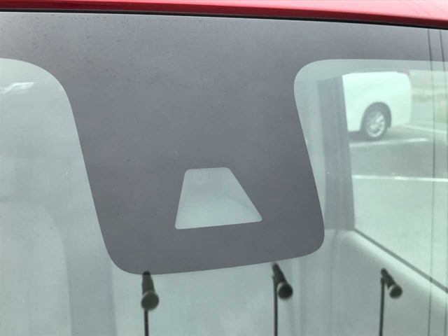 【エマージェンシーブレーキ】衝突回避支援システムで、前方の状況を監視し、車両や歩行者との衝突回避・衝突による被害軽減を支援してくれる装備です！