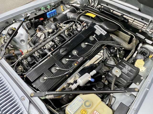 4L水冷直列6気筒DOHC24バルブエンジンは240ps（177kW）の出力と38.9kg・m（381.5N・m）のトルクを発生！EGルーム内の各パーツも劣化等見受けられず整備の手が行き届いている！