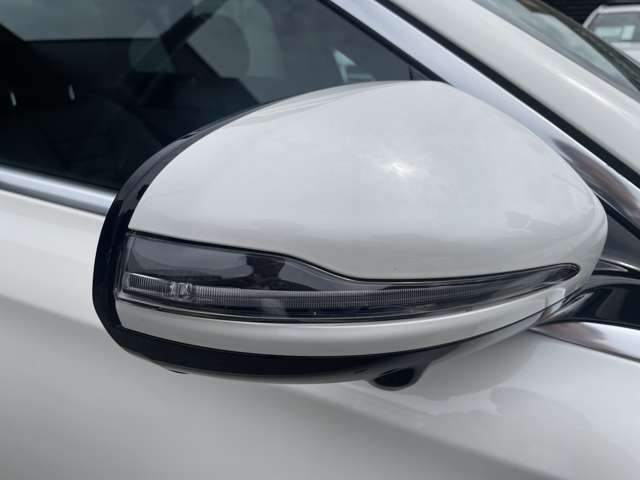 リアバンパー左右のレーダーセンサーにより車両の斜め後ろのミラーで見えない死角エリアに車両や自転車がいることを警告します。更に、側面衝突の危機があるときはブレーキを自動制御して危険回避をサポートします。