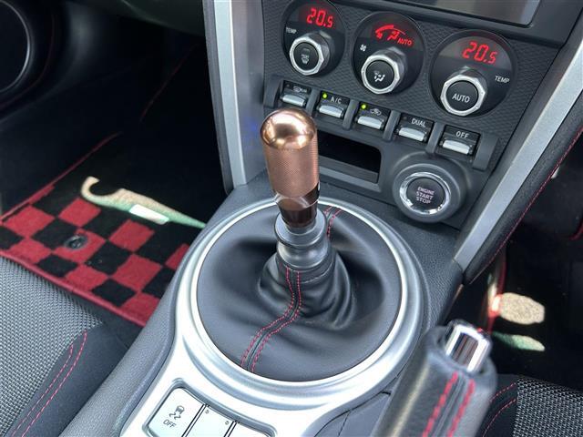 気になる車はすぐにお問い合わせください！画面右側の0066から始まる無料ダイヤルからお問い合わせ下さい！専門スタッフがお車のご質問にお答えいたします！