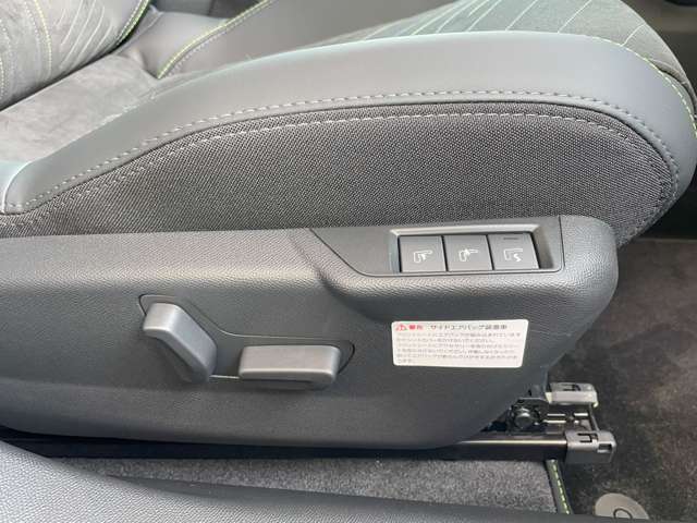運転席は電動パワーシート付き