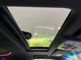 【サンルーフ】開放感たっぷりの希少装備、サンルーフが装着されています！車内に明かりを取り入れたり景色を楽しむ以外にも、車内の空気も簡単に換気できて快適です！