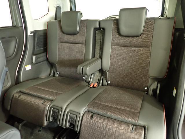 後席中央に格納式のアームレストがあります。