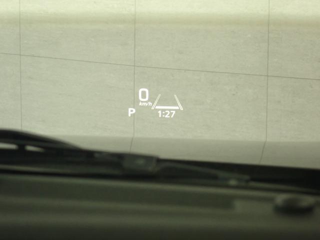 大きな目線移動なく、車速やシフト位置の確認ができる　ヘッドアップディスプレイを装備しています。
