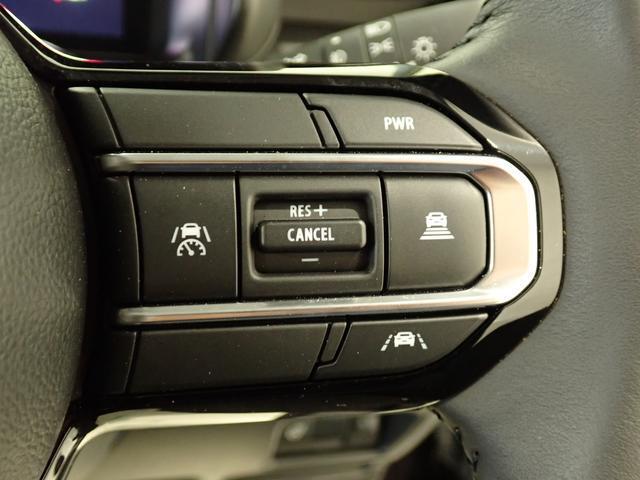 先行車との車間距離を保ちながら加速・減速してくれる「アダプティブクルーズコントロール」を装備しています。ロングドライブに最適ですね！