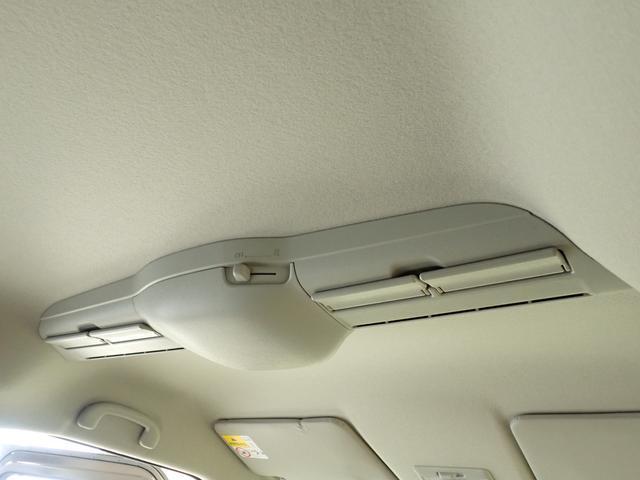 前席と後席の温度差問題を解消してくれるスリムサーキュレーター装備。空気を循環させ、室内全体の温度を均一化します。