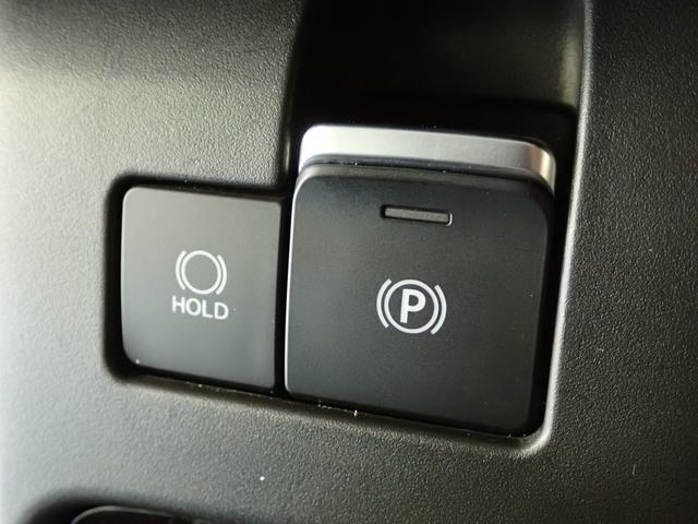 電動パーキングブレーキを採用。シフト操作やアクセルと連動してブレーキが作動/解除されるため　発進がスムーズ♪