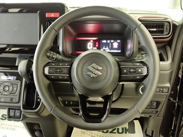 本革巻きのステアリングホイールが　車内に高級感をプラスします。手になじみ、運転しやすいです。