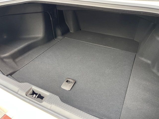 積み下ろしのしやすいデッキにはたっぷりと荷物を積み込んでいただけます。遊びから仕事まで、様々なシーンで頼れます♪