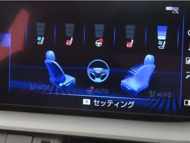 左右前席にはシートベンチレーションとシートヒーターを装備しております。ステアリングヒーターも装備しております。