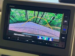 【バックカメラ】駐車時に後方がリアルタイム映像で確認できます。大型商業施設や立体駐車場での駐車時や、夜間のバック時に大活躍！運転スキルに関わらず、今や必須となった装備のひとつです！