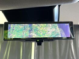 【インテリジェントルームミラー】後席の大きな荷物や同乗者で後方が確認しづらい時でも安心！カメラが撮影した車両後方の映像をルームミラー内に表示。クリアな視界で状況の確認が可能です！