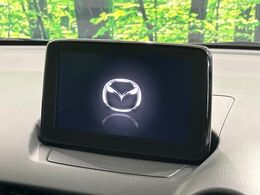 【マツダコネクトナビ】車内の雰囲気にマッチした一体型タイプのナビ。各種車輌設定やBluetooth再生等、様々な機能が楽しめます。直感的なダイヤル操作が可能で、使い勝手も良好です。