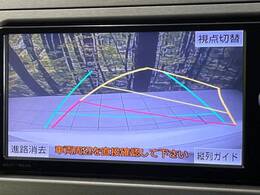 【バックカメラ】駐車時に後方がリアルタイム映像で確認できます。大型商業施設や立体駐車場での駐車時や、夜間のバック時に大活躍！運転スキルに関わらず、今や必須となった装備のひとつです！