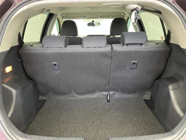 【トランク】積み込みやすくて、たっぷり積める荷室です。シートアレンジできるものは、乗車人数と荷物の量や大きさによってシートを動かすことができるので、より快適なドライブが可能です！